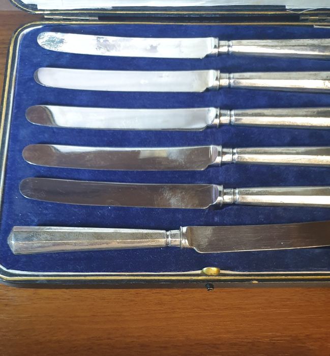 Рюмки, солонка, ножи