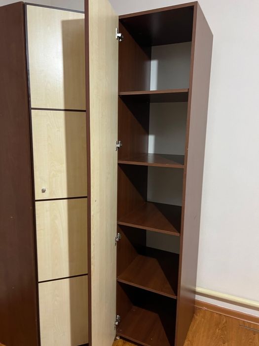 шкаф с зеркалом и тумбочками