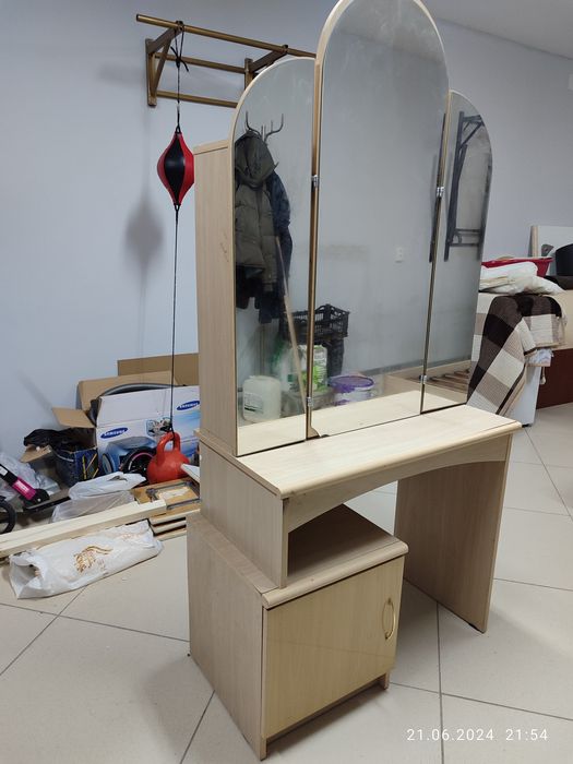 Продам двуспальная  кровать и столик с зеркалом