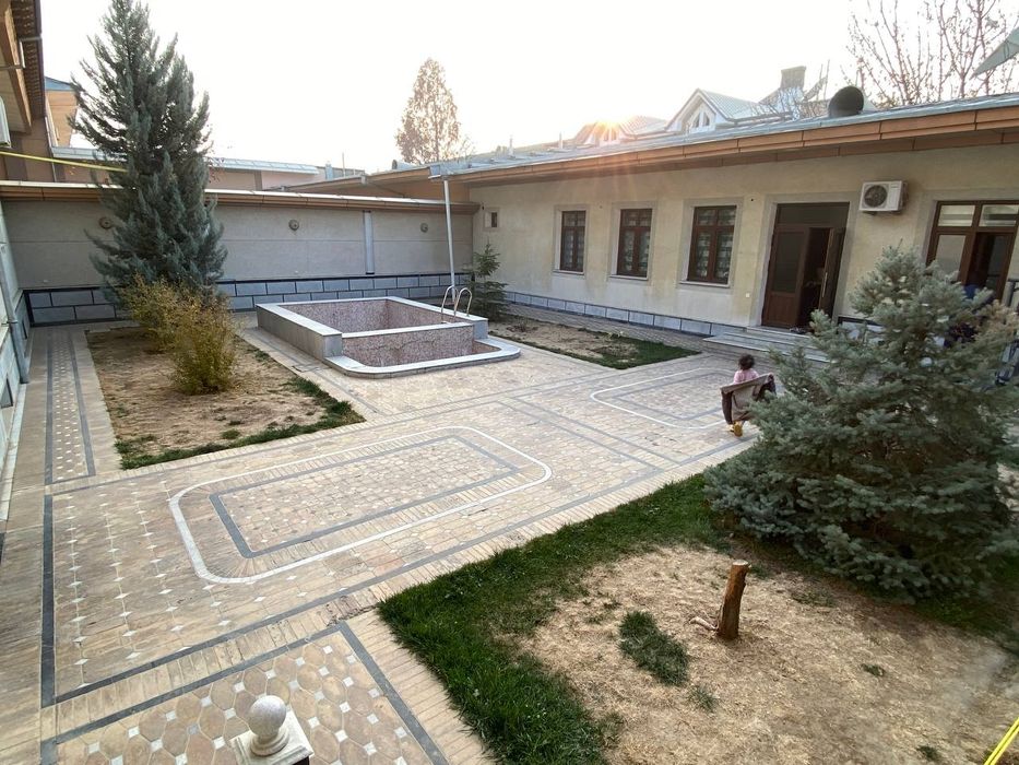 Srochna!! sotiladi ipakchilik 6 sotox 11 xona, fasad 20×30