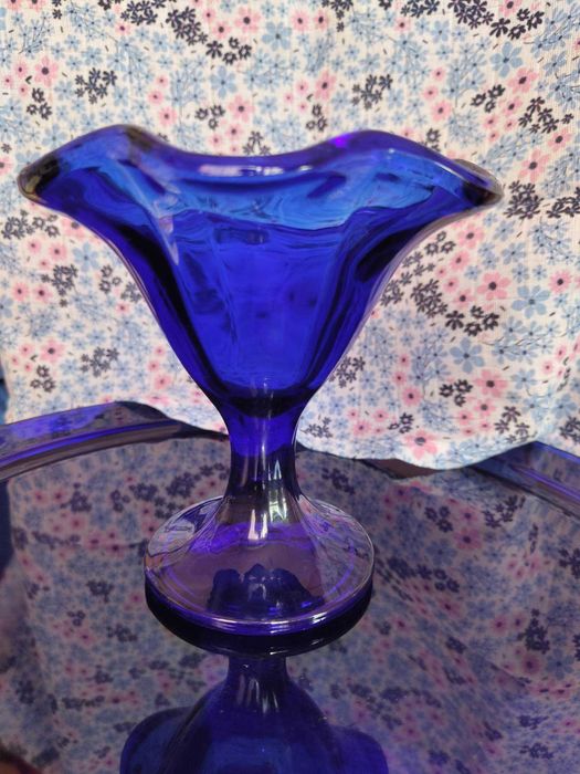 Чаши от кобалт синьо стъкло