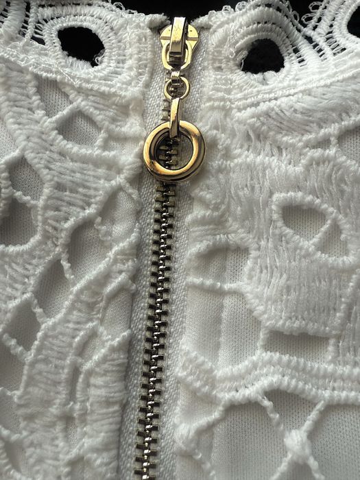 Бяла блуза с цип