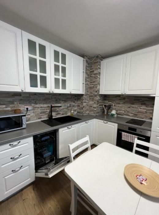 Дава се под наем Двустаен апартамент в София, Зона Б-18 - 81 кв.м за 725 € - Снимка #1