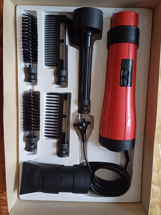 Сешоар-комплект с маша,четки и гребени за издухване