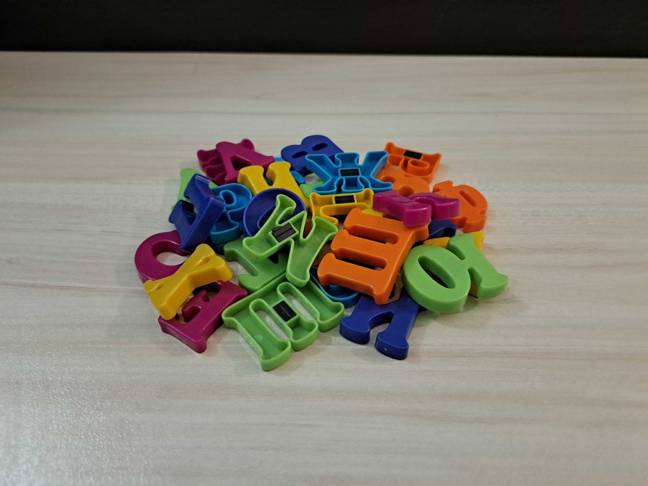 Магнитни букви и цифри