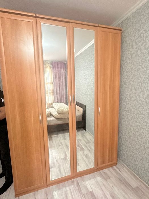 Шкаф и кровать..