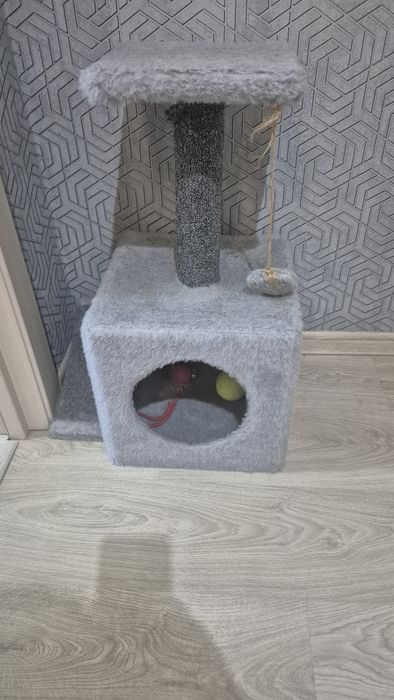 Кошачий домик с чесалкой
