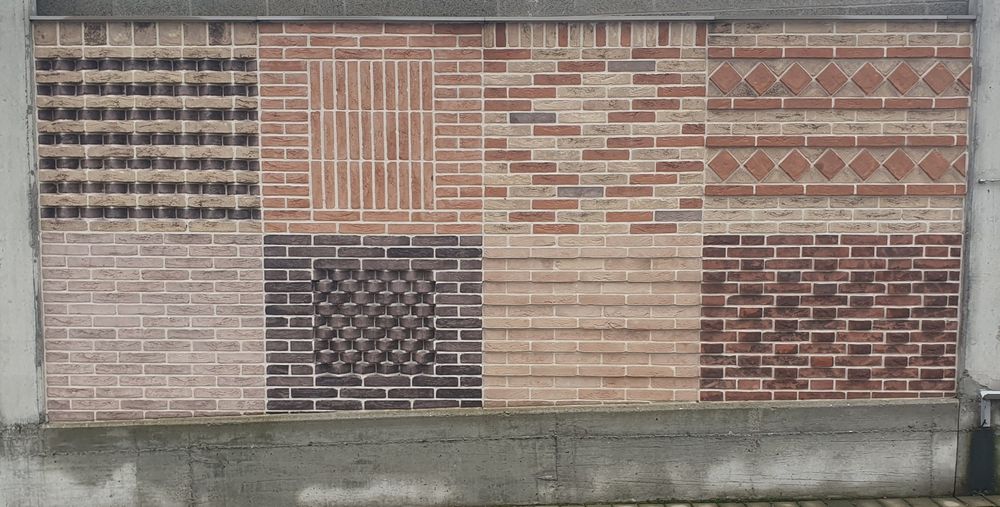 Cărămidă aparentă și gresie decorativă