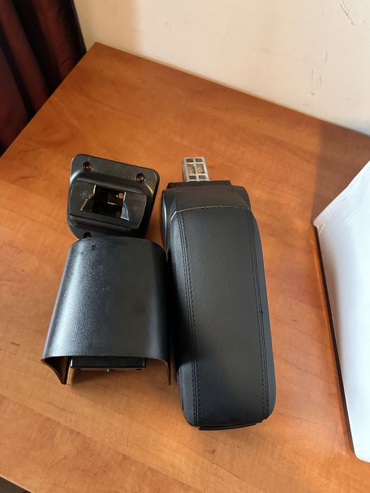 Продавам подлакътник за Seat Ibiza  2002-2008