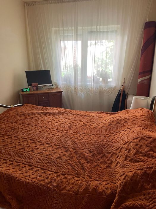 Vând apartament 3 camere la parter intr un bloc cu 4 etaje in Micalaca pe str Nucet lângă parcul Orizont. 2 dormitoare un living,2 bai bucătărie mare