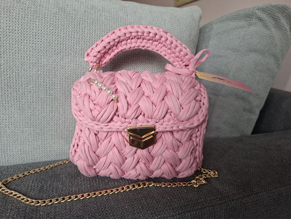 Розова плетена чанта макарон