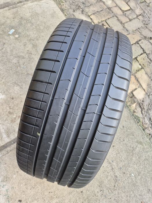 O bucată 275/35 R22 vară - una Pirelli