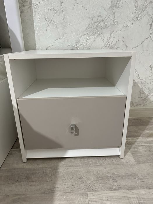 Кровать двуспальная  с матрасом+ 1 тумбы