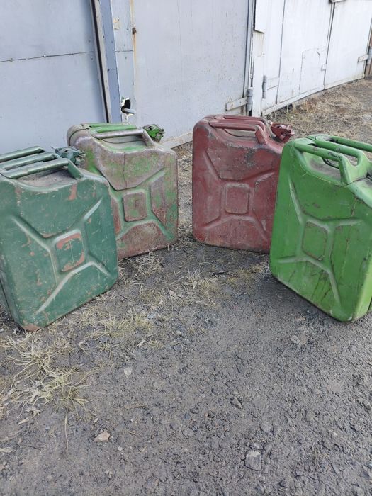 Продам канистры  железные.