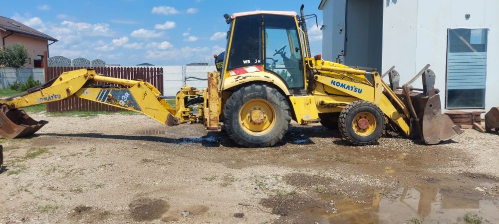 Vând buldoexcavator komatsu