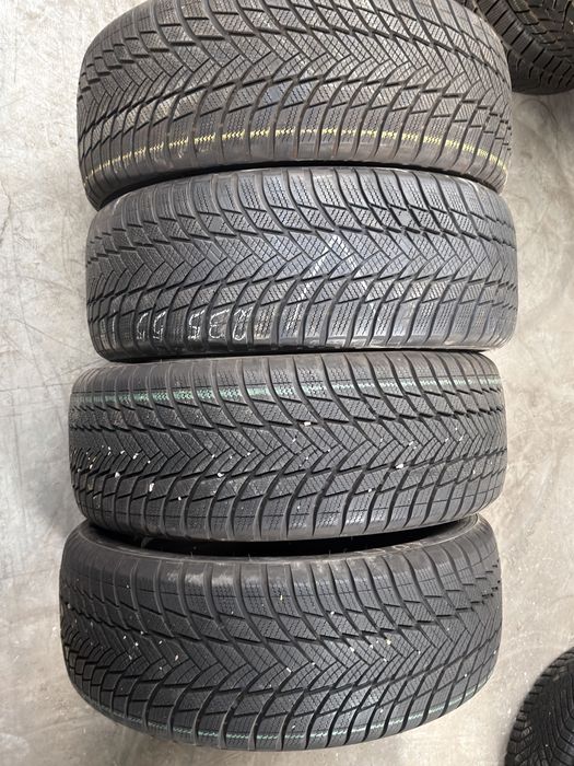 Vand 4 anvelope 235/55/18 bridgestone de iarnă ca noi