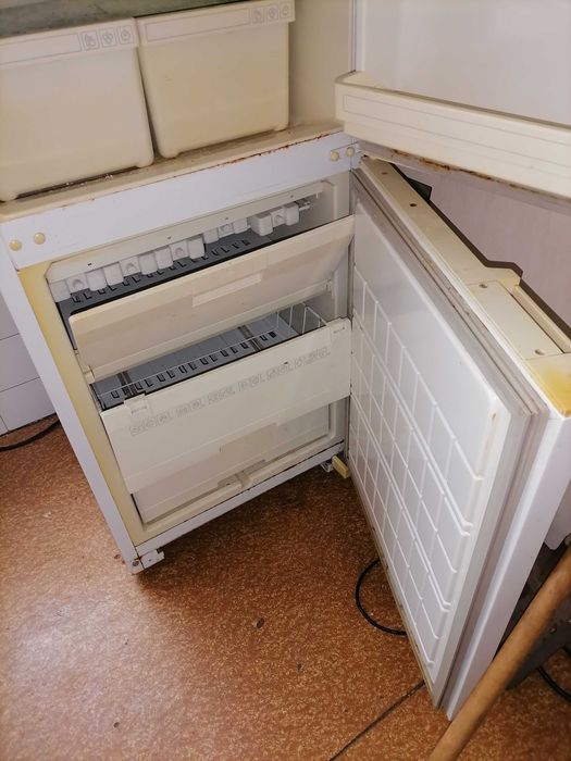 Голям хладилник с фризер...