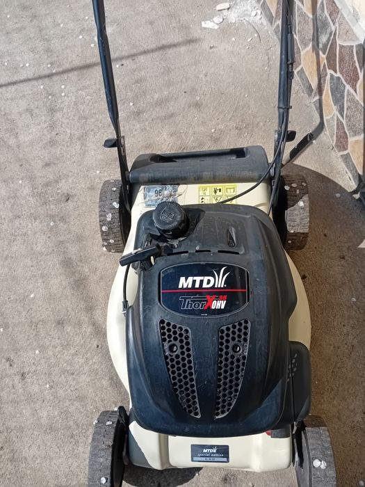 Masina de tuns iarba ,in stare buna de functionare.