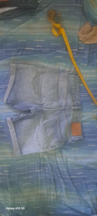 Къси дънкови панталони над коляното