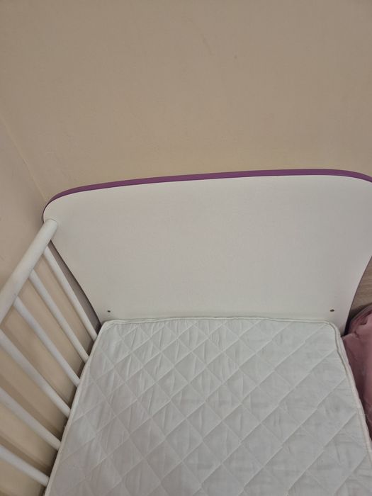 Patut bebe 120/60cm cu sistem de leganare si sertar culoare mov.