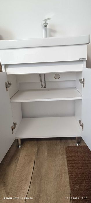 Vând lavoar baie îngust cu dulap și baterie