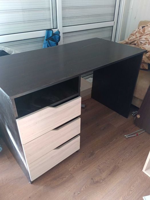 Бюро с чекмеджета