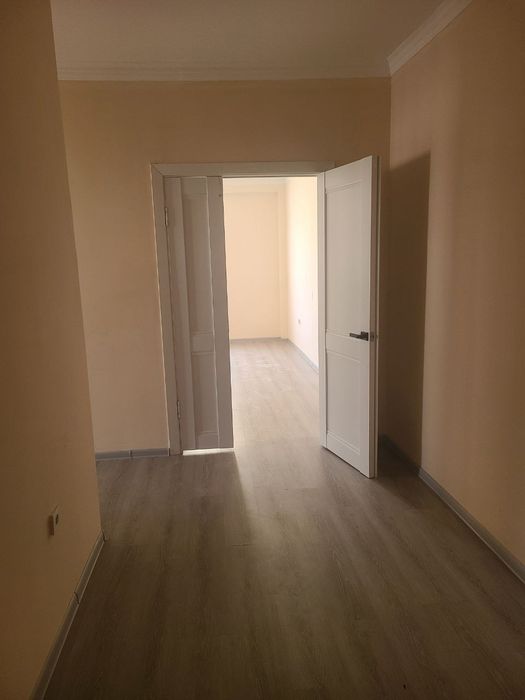 Yangi bozorni oldida joylashgan yangi dom 6 etaj 2 xonali