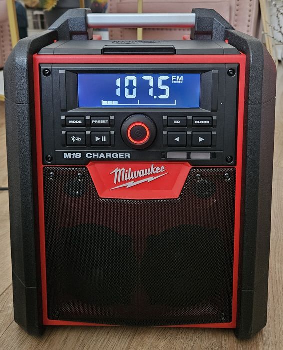 Radio de santier cu Bluetooth Milwaukee M18 RC-0 + 2 baterii M18B5 18v 5.0ah redlithium-ion NOU!