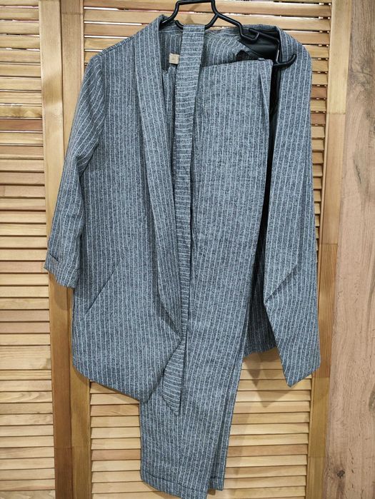 Продам деловой костюм двойка