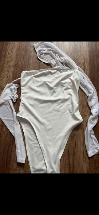 Дамско бяло боди с ефектен ръкав и дантела