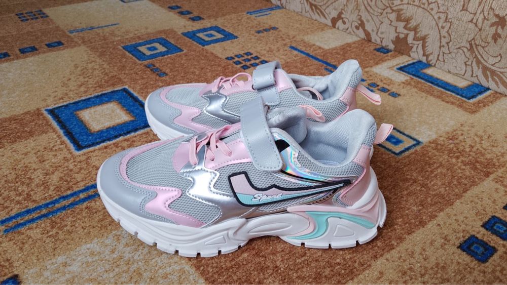 Продам кроссовки детские новые