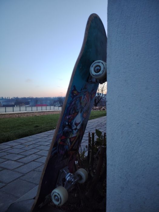 Vând skateboard Beloved Vibes, complet, cu design artistic deosebit