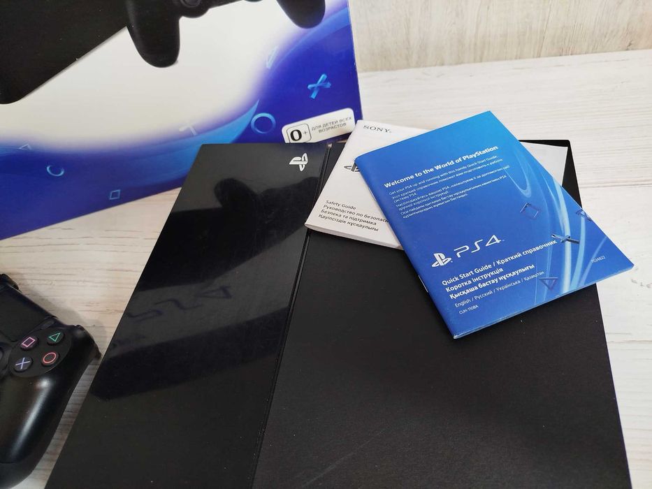 Playstation 4 ps4 + Игры и 2 джойстика