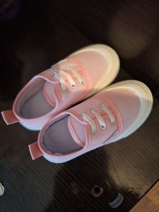 Продаю НОВЫЕ кроссовки для девочки