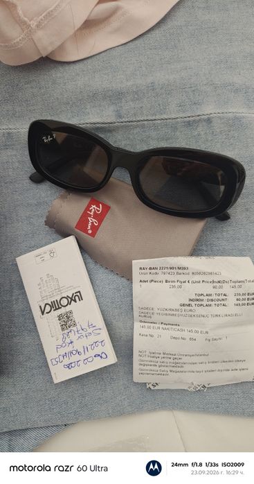 Слънчеви очила Polarized с черна рамка и калъф, придружени от касов бон от магазин на Luxottica закупени са от безмитна зона