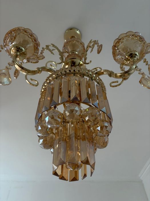 Продам потолочную  люстру