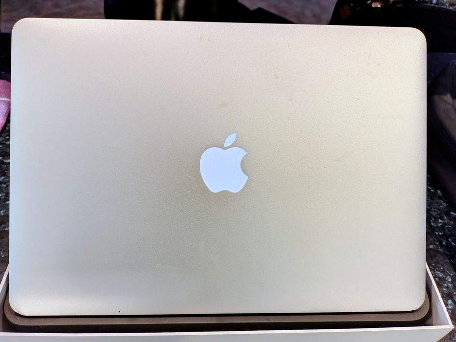 Продавам MACBOOK Air