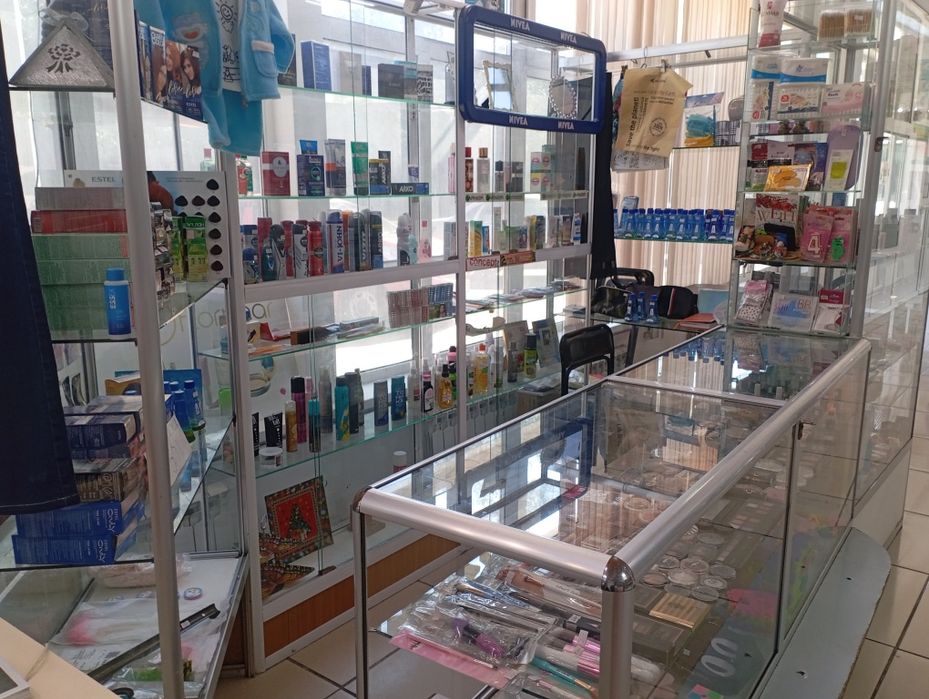Продам отдел косметики и парфюмерии и витрины стеклянные
