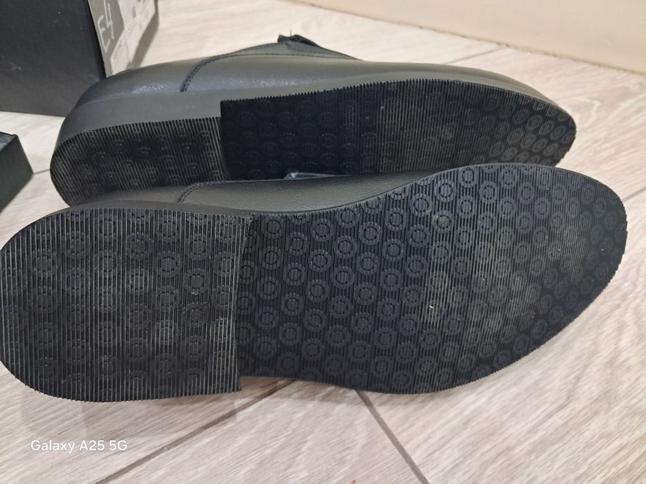 Мужские новые туфли.