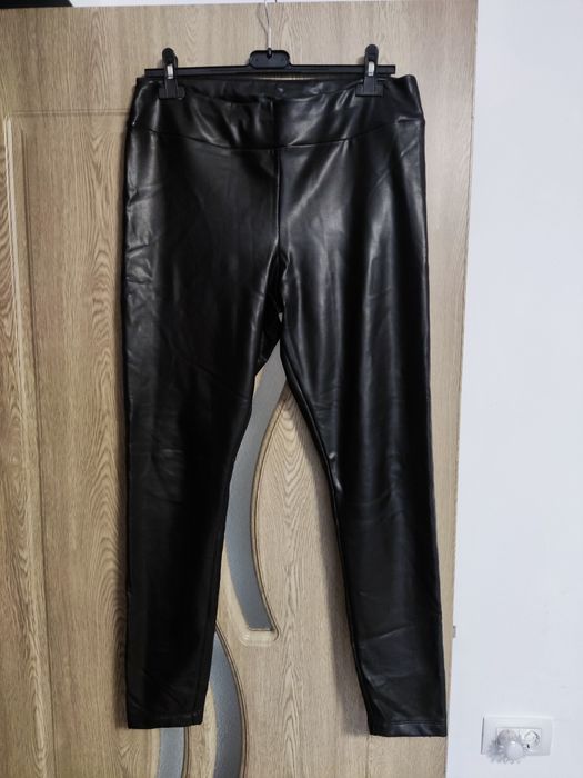 Pantaloni /leggings imitatie de piele, marime 42