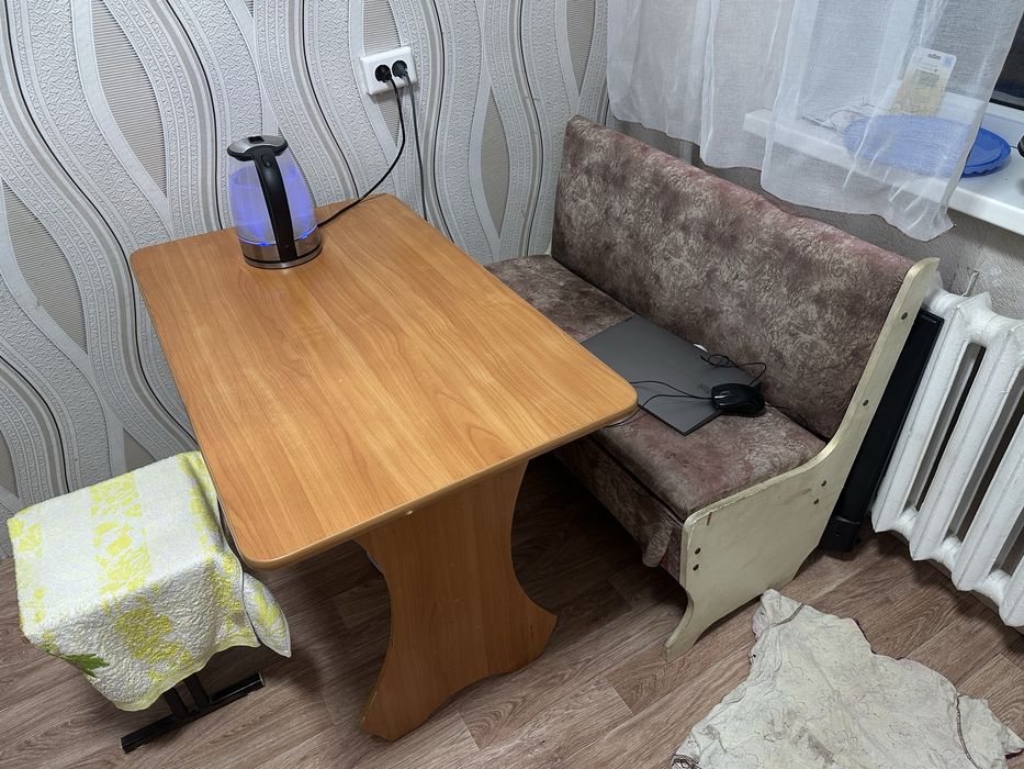 Продам кухонный диван со столом