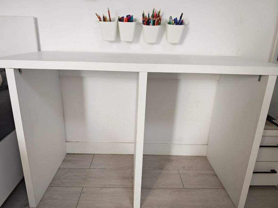 Birou alb 135x55 + 2 scaune olive catifea JYSK