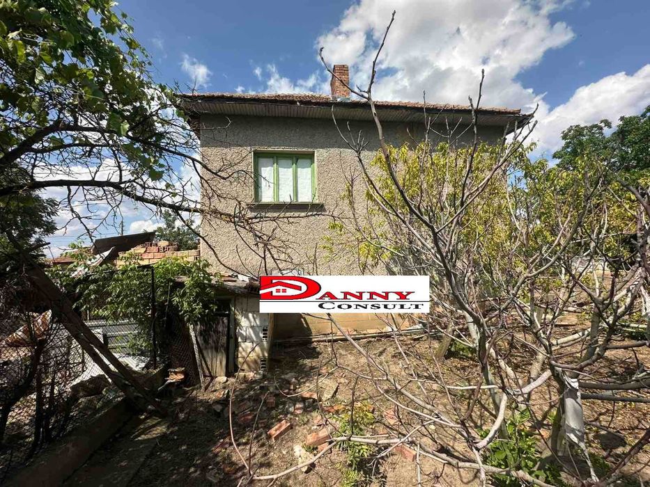 Двуетажна къща с двор и кладенец в с. Караисен