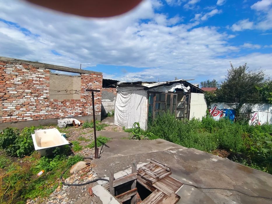 Продам участок с пристройками