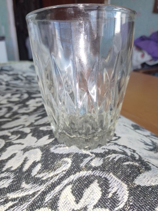 Бълг.порцелан, 6 чинии, ножове,купи,винен сервиз