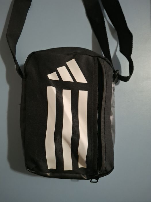 Чисто нова чатна Adidas