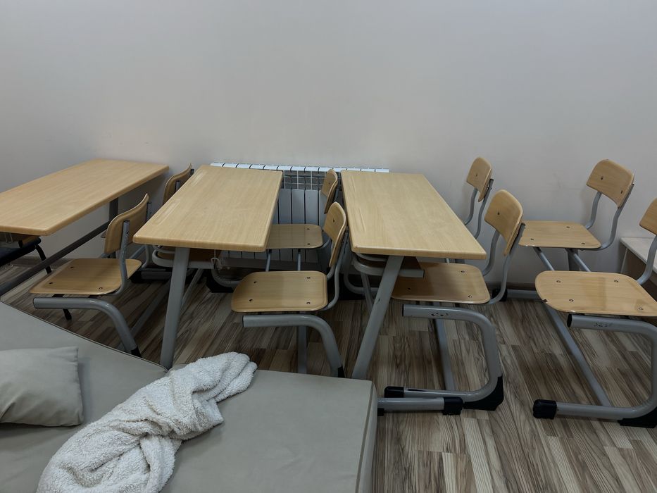 Продам парты с сиденьями в комплекте.