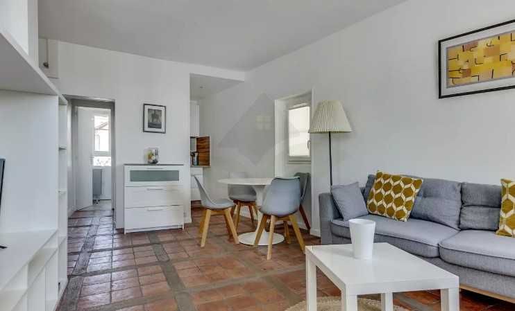 Дава се под наем Едностаен апартамент в Пловдив, Център - 25 кв.м за 142.8 € - Снимка #1