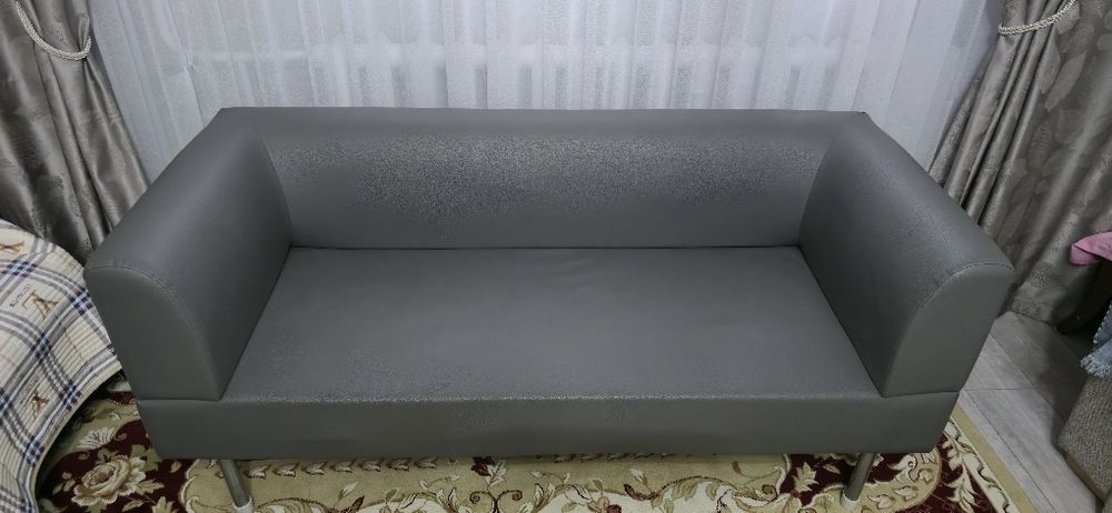 Диван офисный в отличном состоянии.
