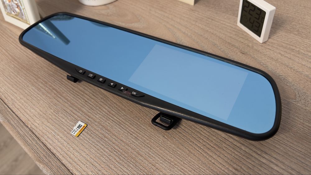 Oglinda retrovizoare care filmeaza !